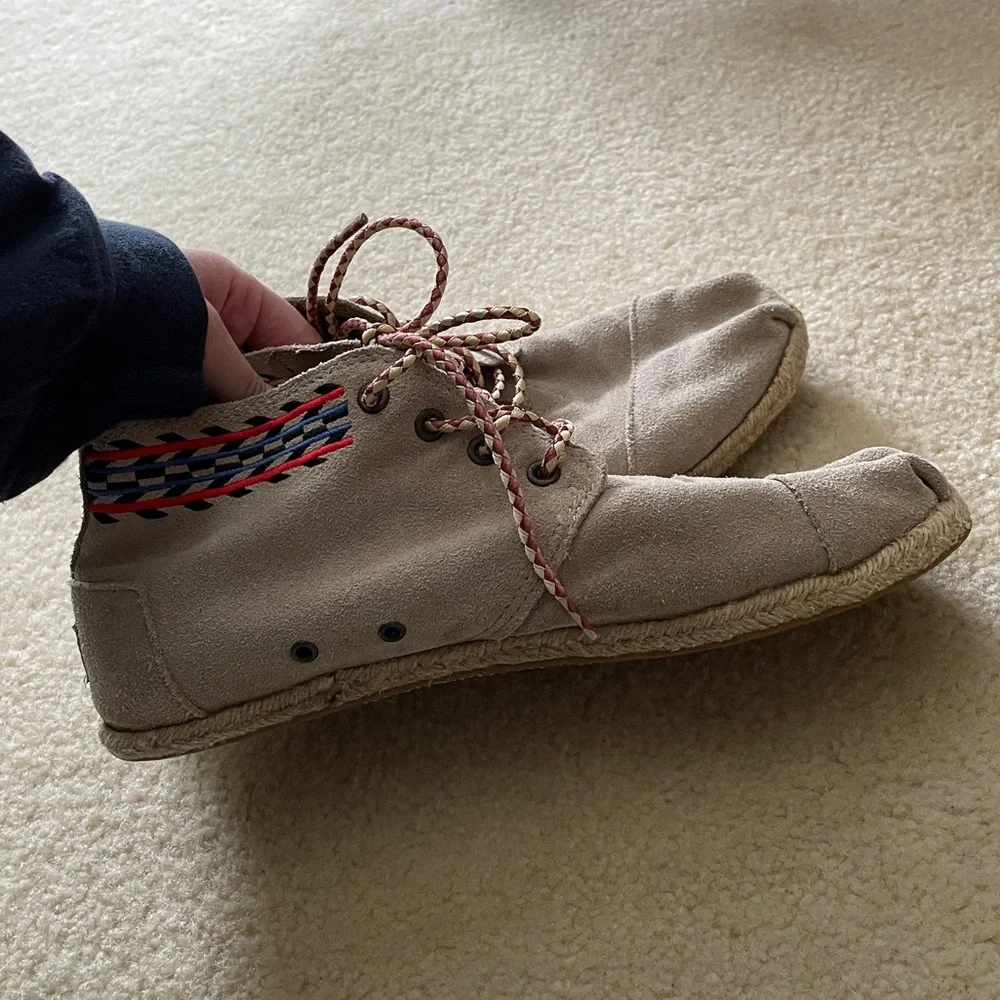 Toms Women’s High Top Embroidery Detail Suede Espadrilles. Size 9.
